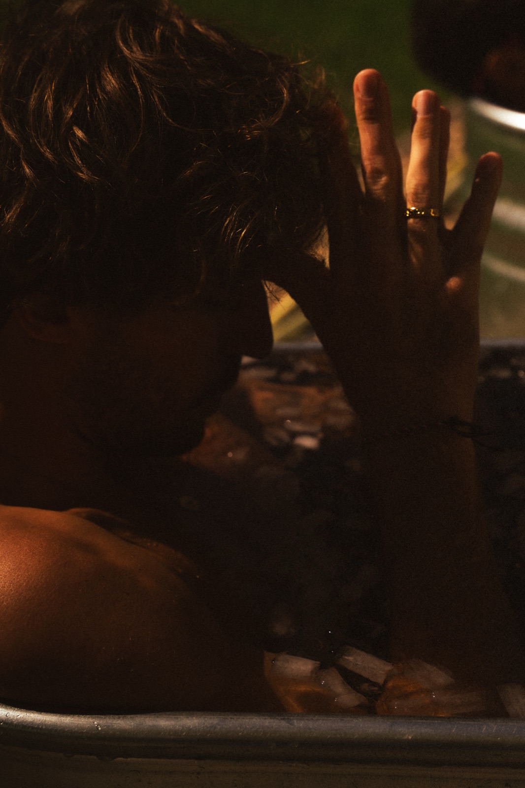 Merülés a jeges vízben, esti fényben – the immersion